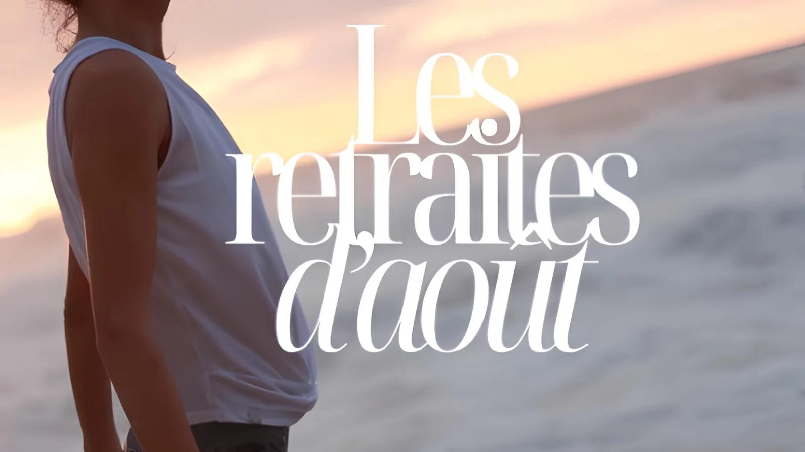 Beach ocean view with French overlay text reading "Les retraites d'août" featuring activewear.